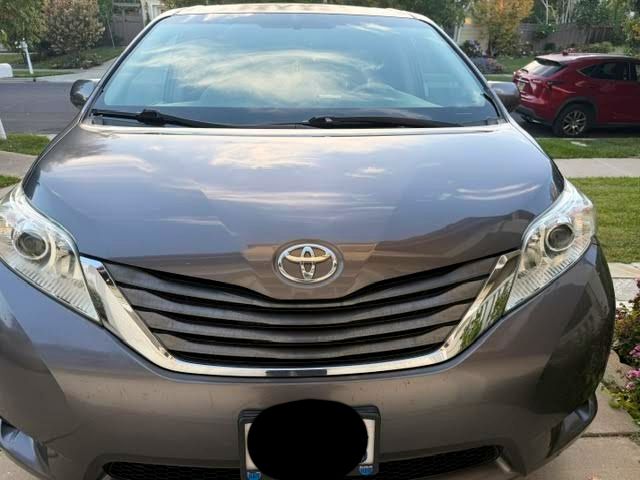 Used 2013 Toyota Sienna XLE w/ Premium Pkg FWD image 2