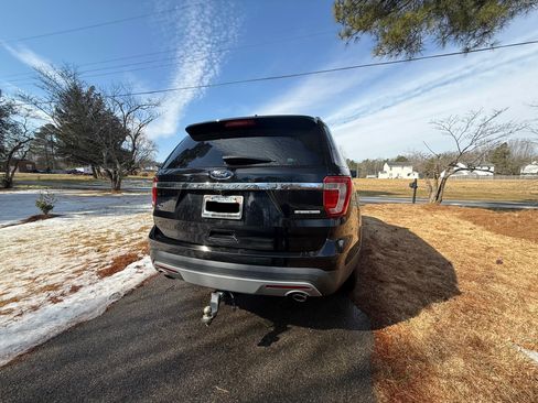 Used 2016 Ford Explorer XLT w/ Equipment Group 202A image 5