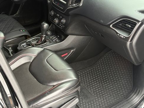 Used 2019 Jeep Cherokee Trailhawk image 9