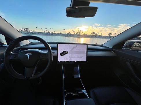 Used 2018 Tesla Model 3 Long Range image 10
