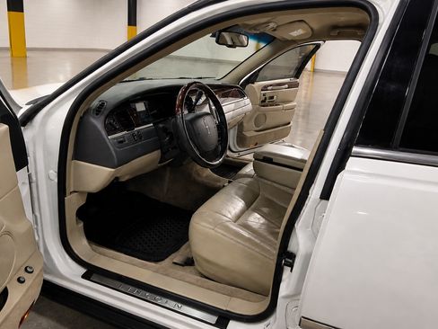Used 2008 Lincoln Town Car Signature Limited RWD image 11
