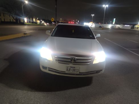 Used 2005 Toyota Avalon Limited image 2