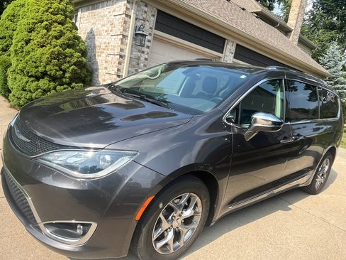Used 2019 Chrysler Pacifica Limited FWD image 1