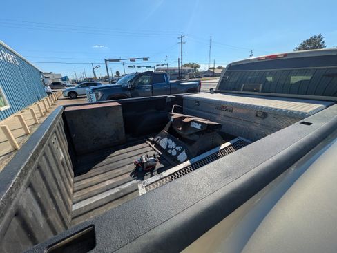 Used 2006 GMC Sierra 3500 SLE w/ Heavy-Duty Power Package image 4