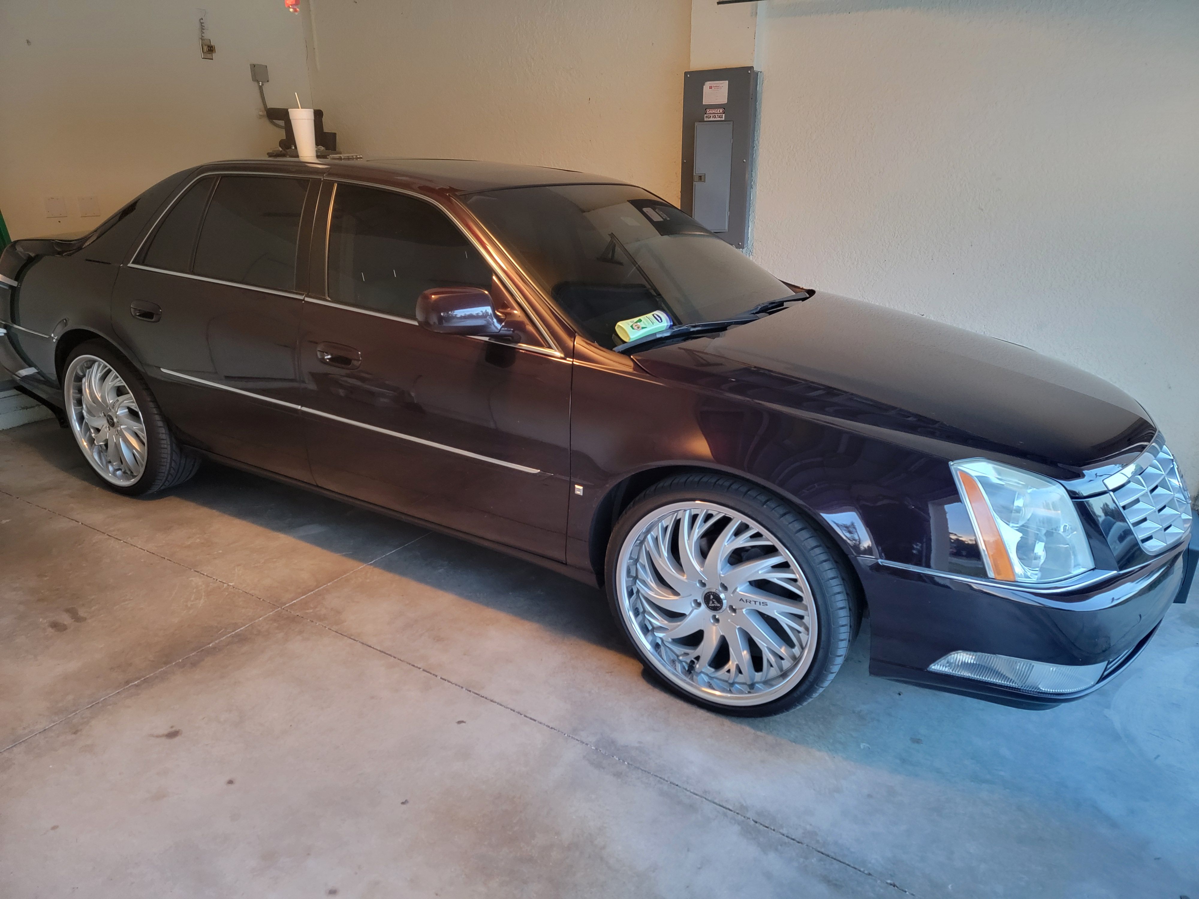 Used 2008 Cadillac DTS w/ Sun And Navigation Package FWD image 1