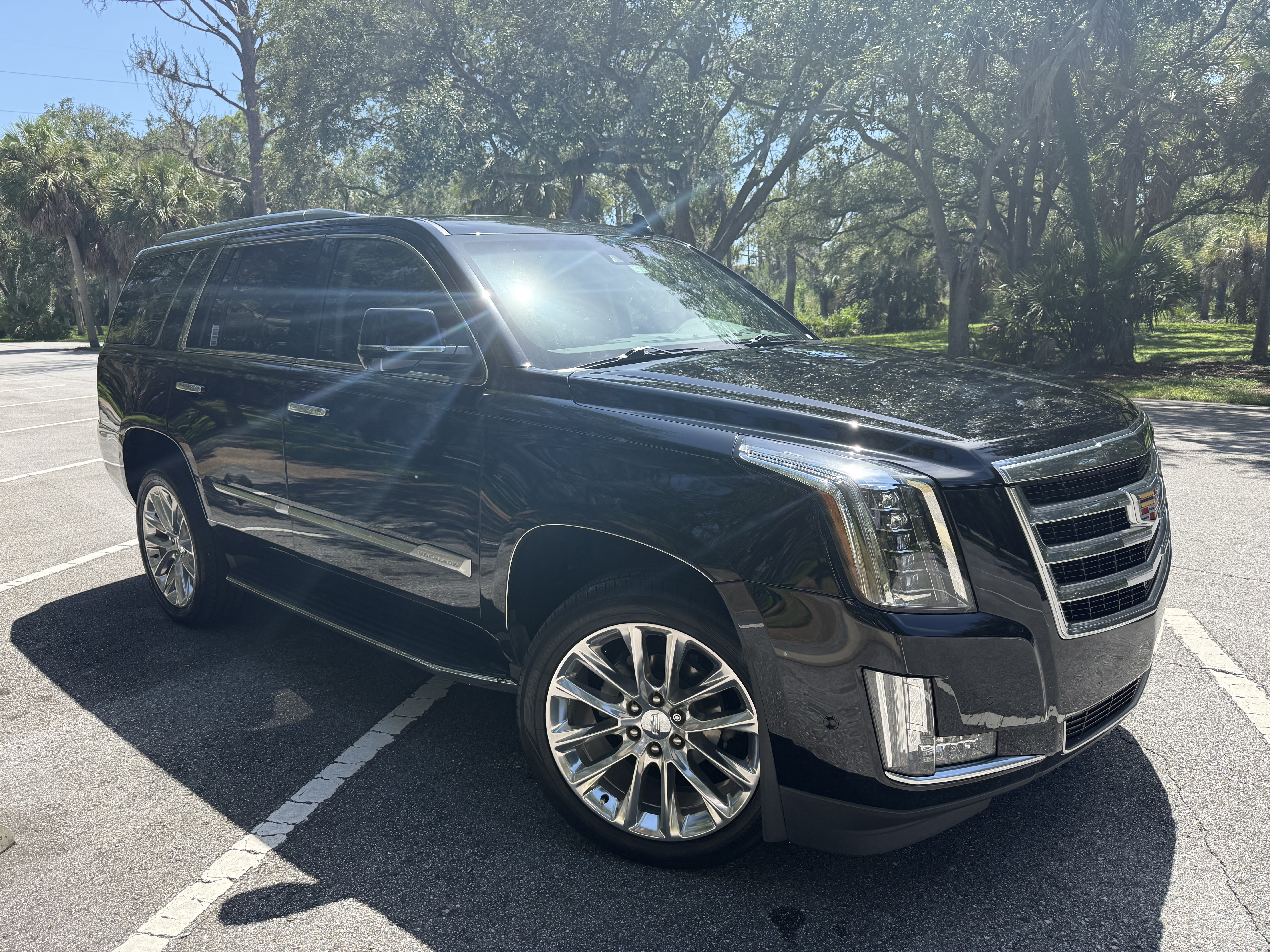 Used 2018 Cadillac Escalade Luxury RWD image 1