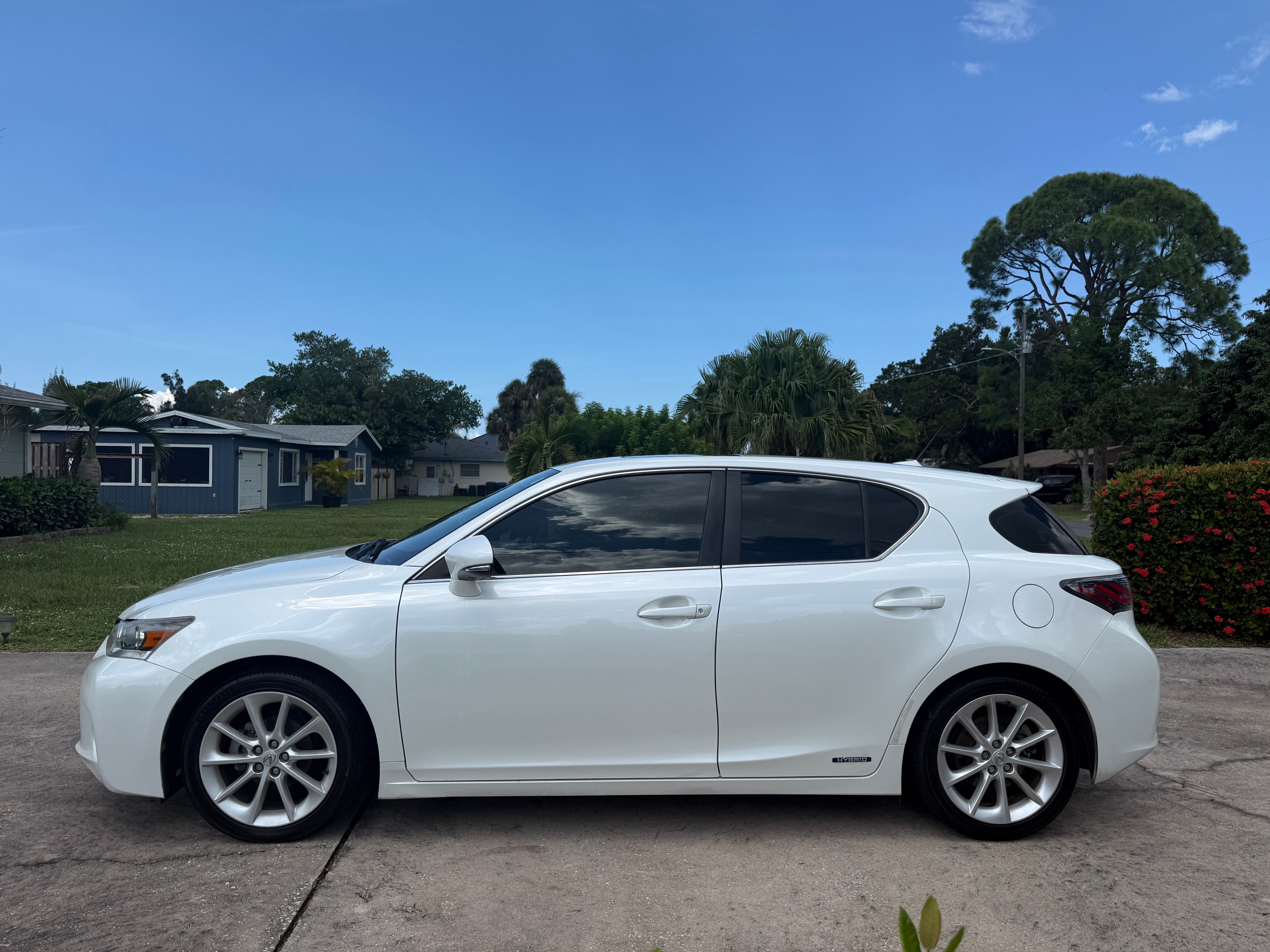 Used 2013 Lexus CT 200h w/ Premium Pkg w/Backup Camera FWD image 2