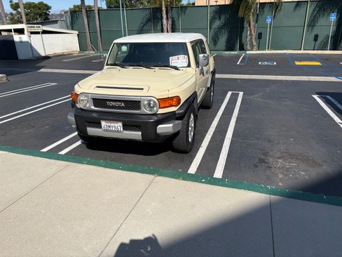 Used 2008 Toyota FJ Cruiser 2WD image 2