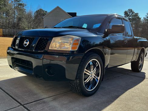 Used 2004 Nissan Titan XE image 1