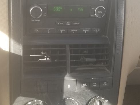 Used 2008 Ford Explorer XLT image 8