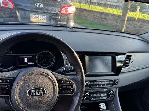 Used 2018 Kia Niro LX FWD image 9