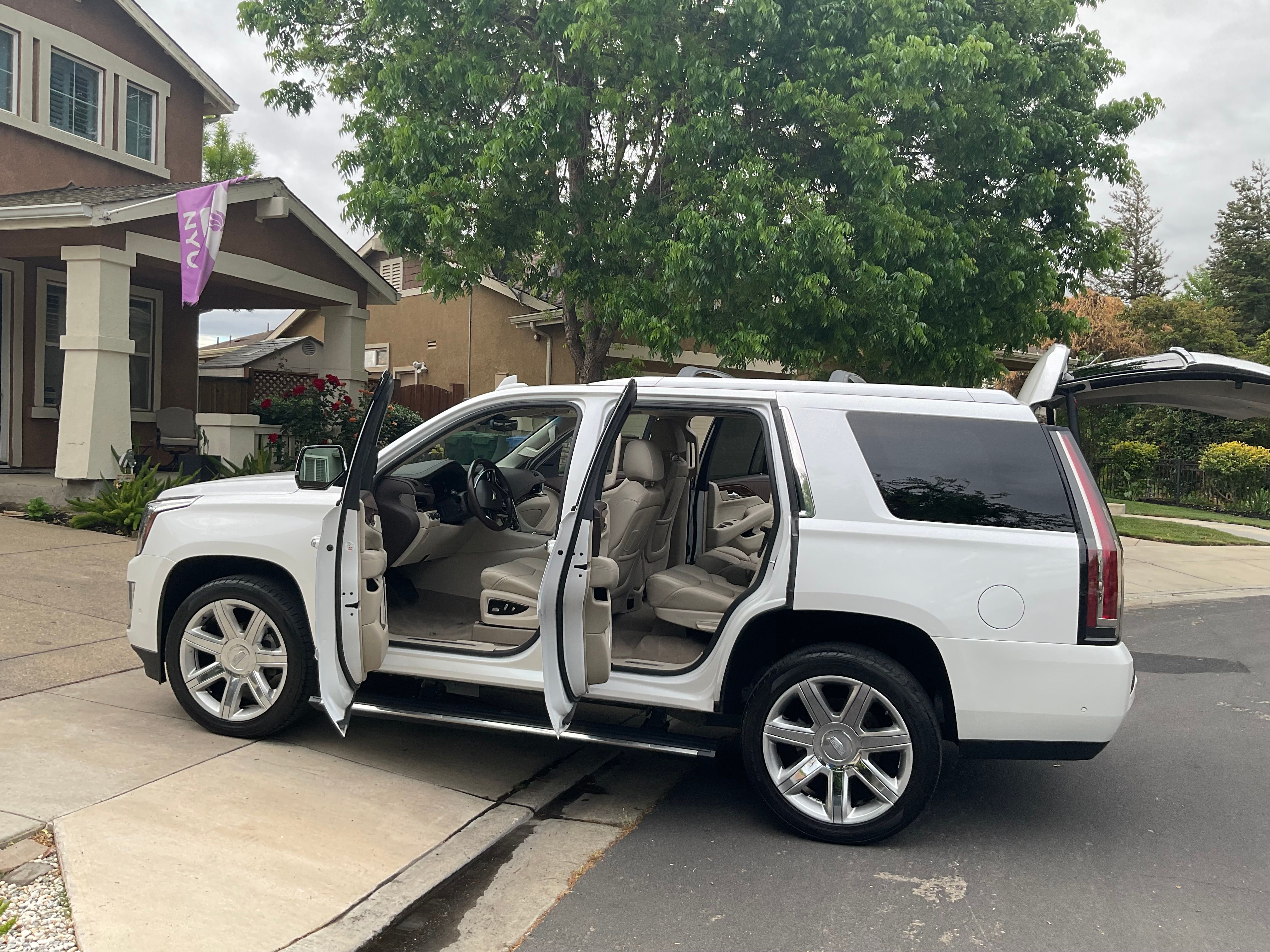 Used 2017 Cadillac Escalade Premium Luxury AWD/4WD image 17