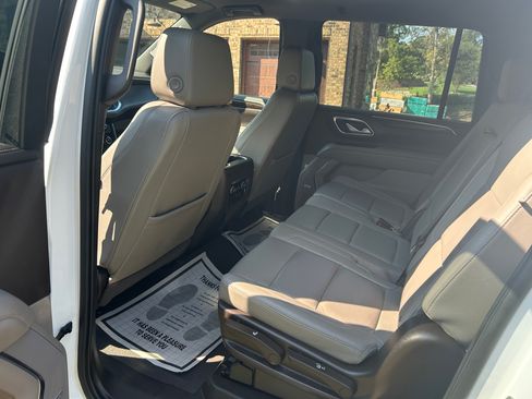 Used 2022 Chevrolet Suburban Z71 w/ Luxury Package AWD/4WD image 15