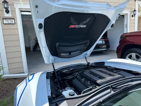 Used 2018 Chevrolet Corvette Z06 w/ Carbon 65 Edition RWD image 8