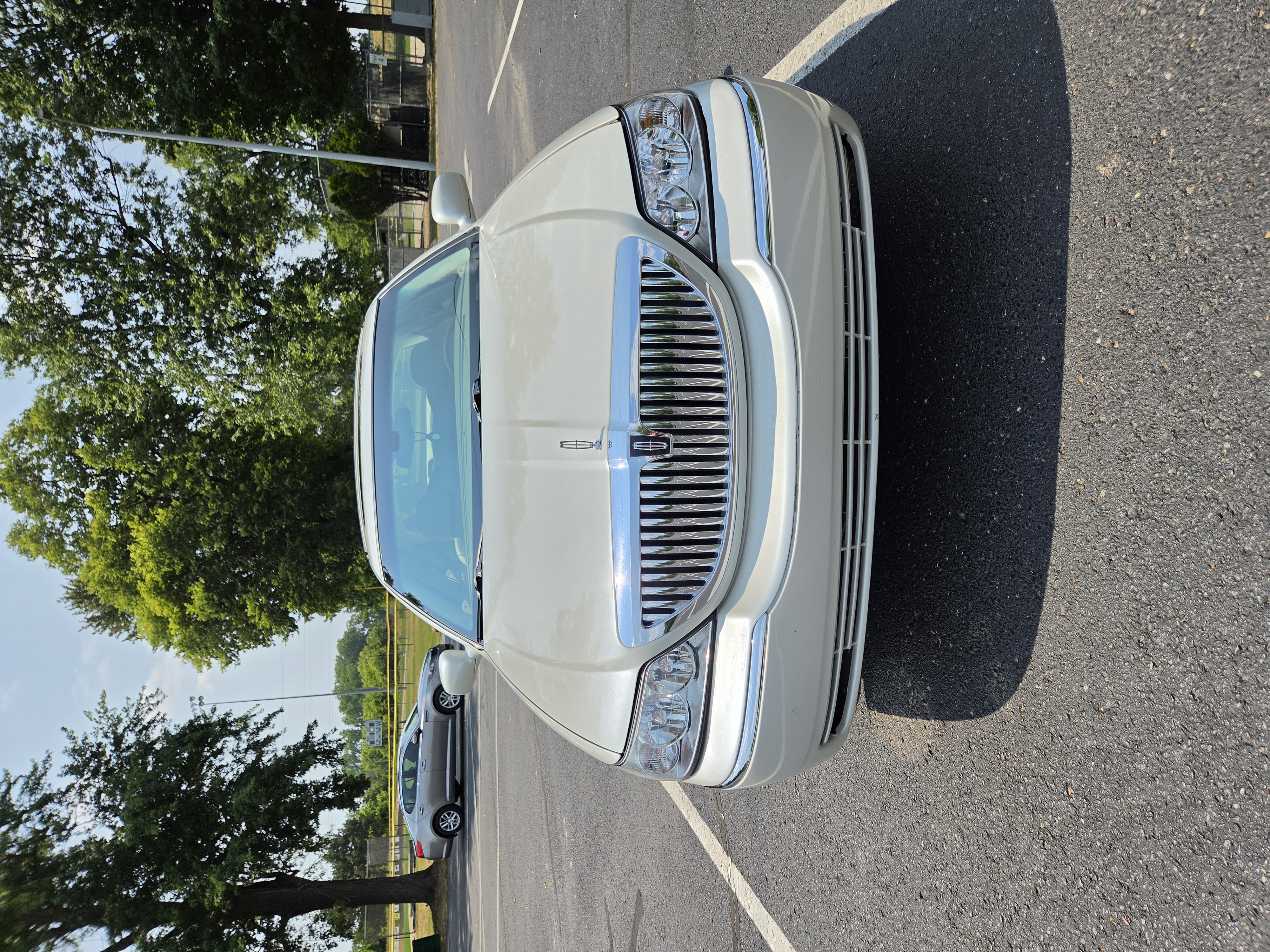 Used 2005 Lincoln Town Car Signature Limited RWD image 2