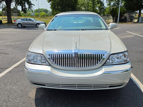 Used 2005 Lincoln Town Car Signature Limited RWD image 2