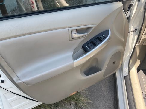 Used 2017 Toyota Prius Three w/ Advanced Technology Package FWD image 4