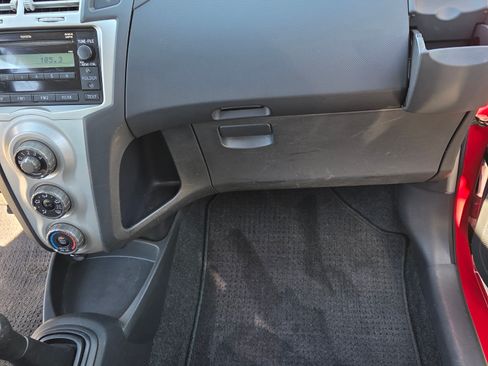 Used 2008 Toyota Yaris 2-Door Hatchback image 4