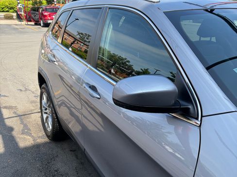 Used 2019 Jeep Cherokee Latitude Plus w/ Comfort/Convenience Group FWD image 5