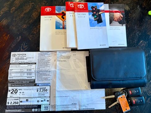 Used 2016 Toyota Tacoma Limited image 12