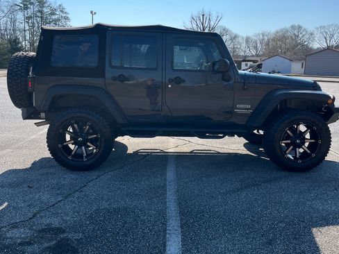 Used 2017 Jeep Wrangler Unlimited Sport w/ Connectivity Group AWD/4WD image 2