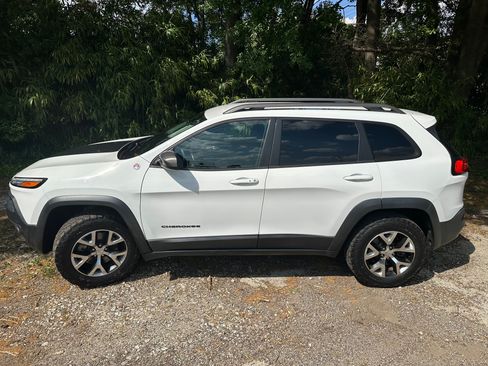 Used 2015 Jeep Cherokee Trailhawk w/ Comfort/Convenience Group AWD/4WD image 4