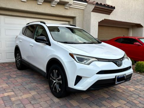 Used 2017 Toyota RAV4 LE AWD/4WD image 5