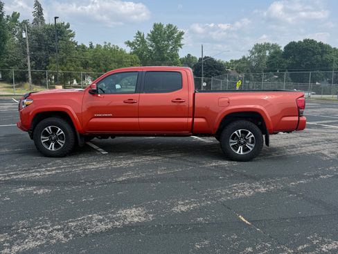 Used 2016 Toyota Tacoma TRD Sport AWD/4WD image 2