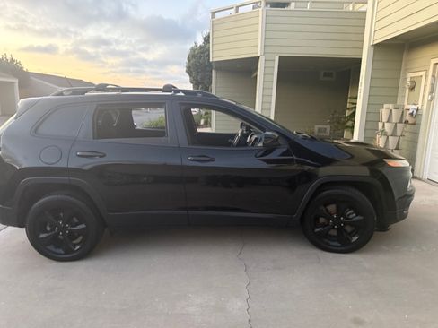 Used 2018 Jeep Cherokee Latitude w/ Altitude Package image 11