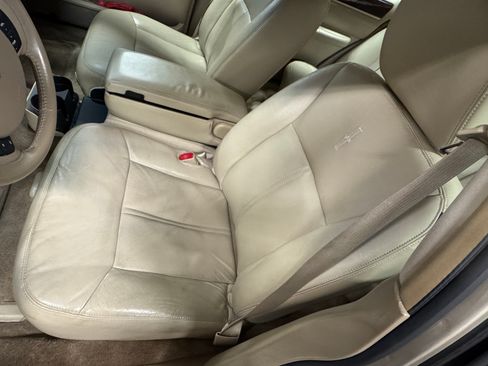 Used 2011 Lincoln Town Car Signature Limited image 18