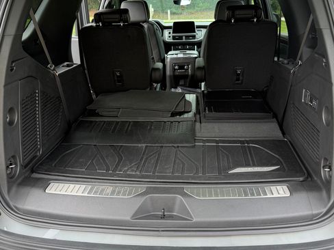 Used 2024 Chevrolet Tahoe Premier w/ Premium Package 2 AWD/4WD image 15