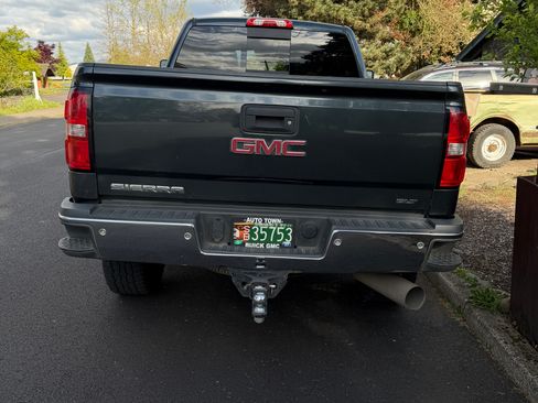 Used 2019 GMC Sierra 2500 SLT w/ Duramax Plus Package AWD/4WD image 4