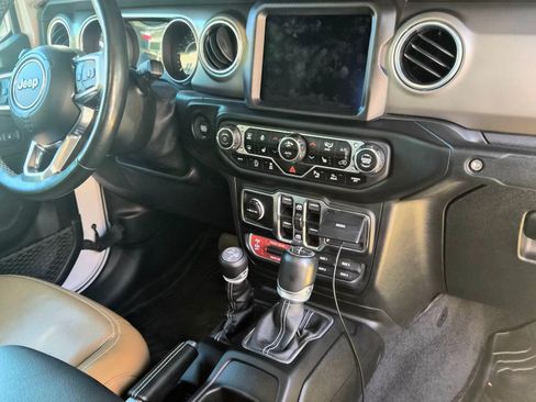 Used 2021 Jeep Gladiator Rubicon AWD/4WD image 10