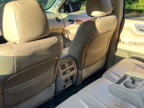 Used 2018 Nissan Pathfinder Platinum AWD/4WD image 11
