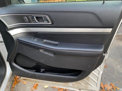 Used 2016 Ford Explorer XLT image 17