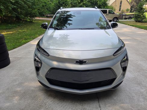 Used 2023 Chevrolet Bolt EUV LT w/ Convenience Package image 2