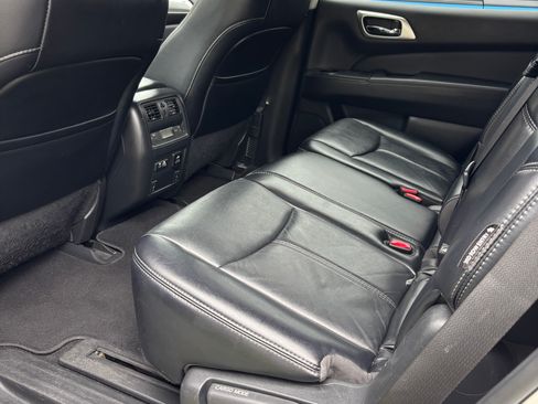 Used 2019 Nissan Pathfinder SL FWD image 10
