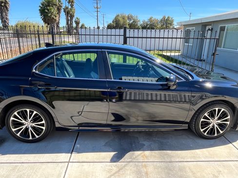 Used 2020 Toyota Camry SE w/ Carpet Mat Package image 1