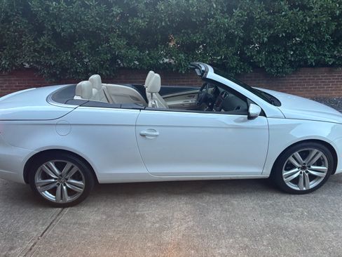 Used 2013 Volkswagen Eos Executive FWD image 2