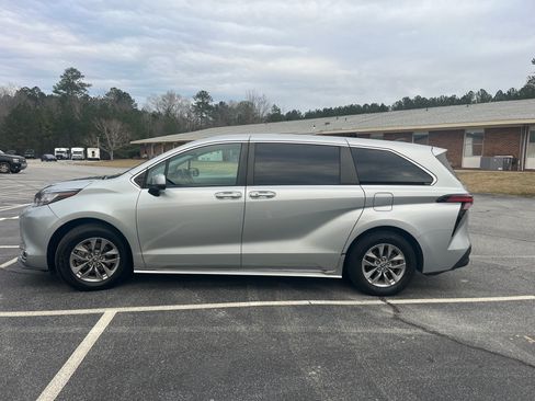 Used 2022 Toyota Sienna XLE FWD image 2