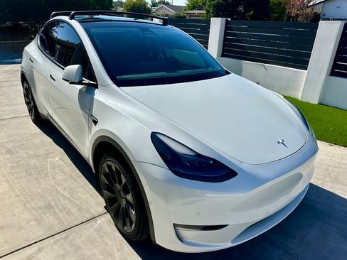 Used 2022 Tesla Model Y Long Range image 2