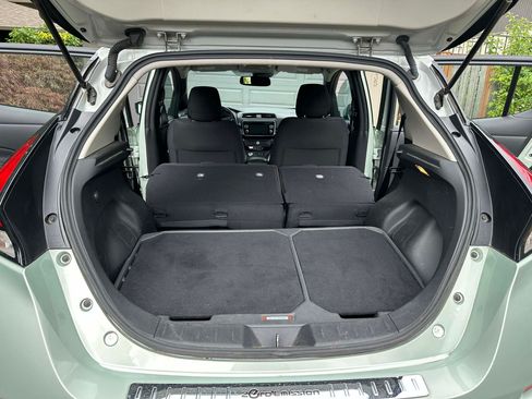 Used 2018 Nissan Leaf SV w/ SV Technology Package FWD image 9