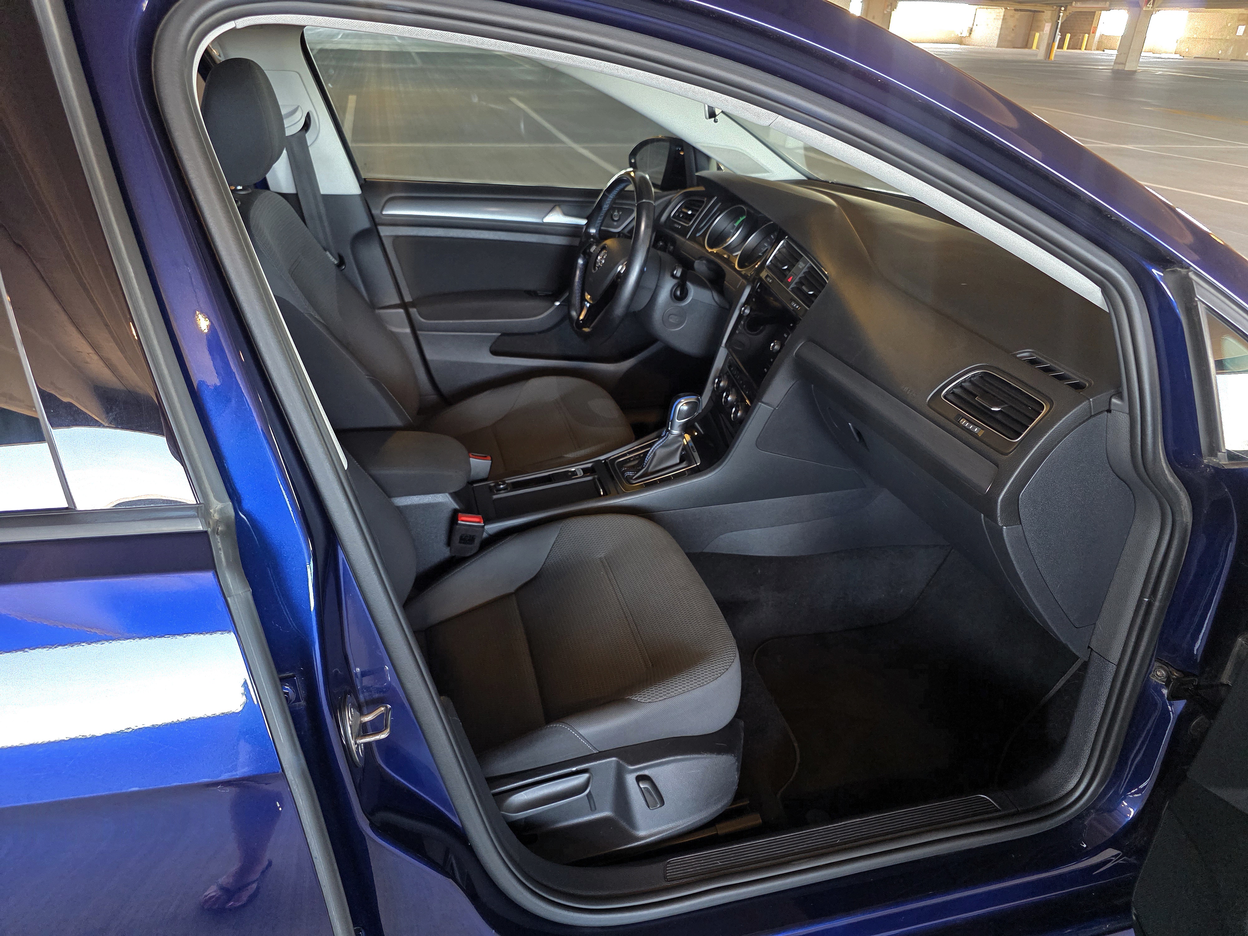 Used 2019 Volkswagen e-Golf SE w/ Driver Assistance Package FWD image 11