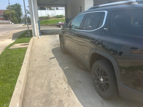 Used 2018 GMC Acadia SLT AWD/4WD image 2