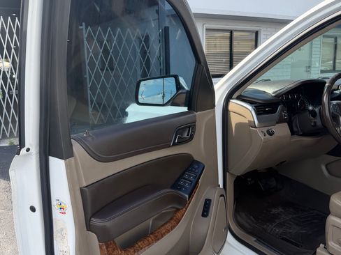 Used 2015 Chevrolet Suburban LTZ RWD image 5