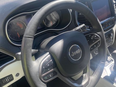 Used 2019 Jeep Cherokee Limited w/ Technology Group image 9