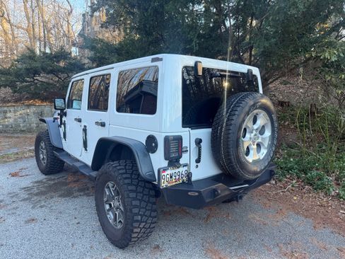 Used 2018 Jeep Wrangler Unlimited Rubicon w/ Connectivity Group image 2