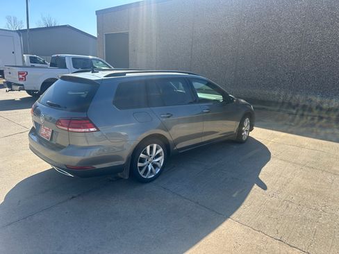 Used 2019 Volkswagen Golf SE image 4