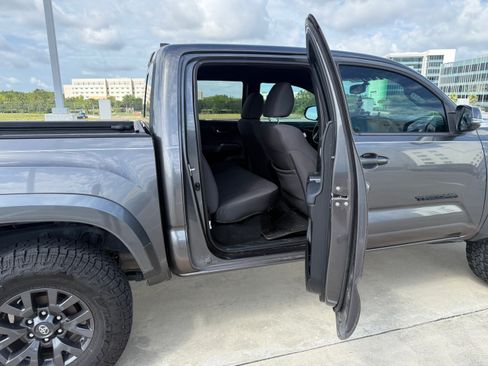 Used 2017 Toyota Tacoma TRD Sport w/ Tow Package RWD image 15
