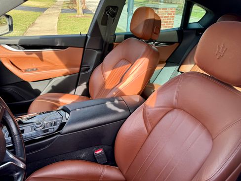 Used 2017 Maserati Levante Sport Utility 4D image 2